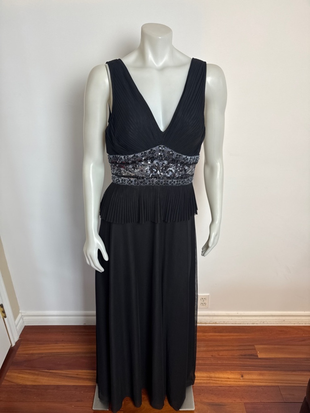 JS COLLECTION - Black Sequin/jewel Embellished V-neck Gown. Pleated peplum. 12 - Picture 4 of 9